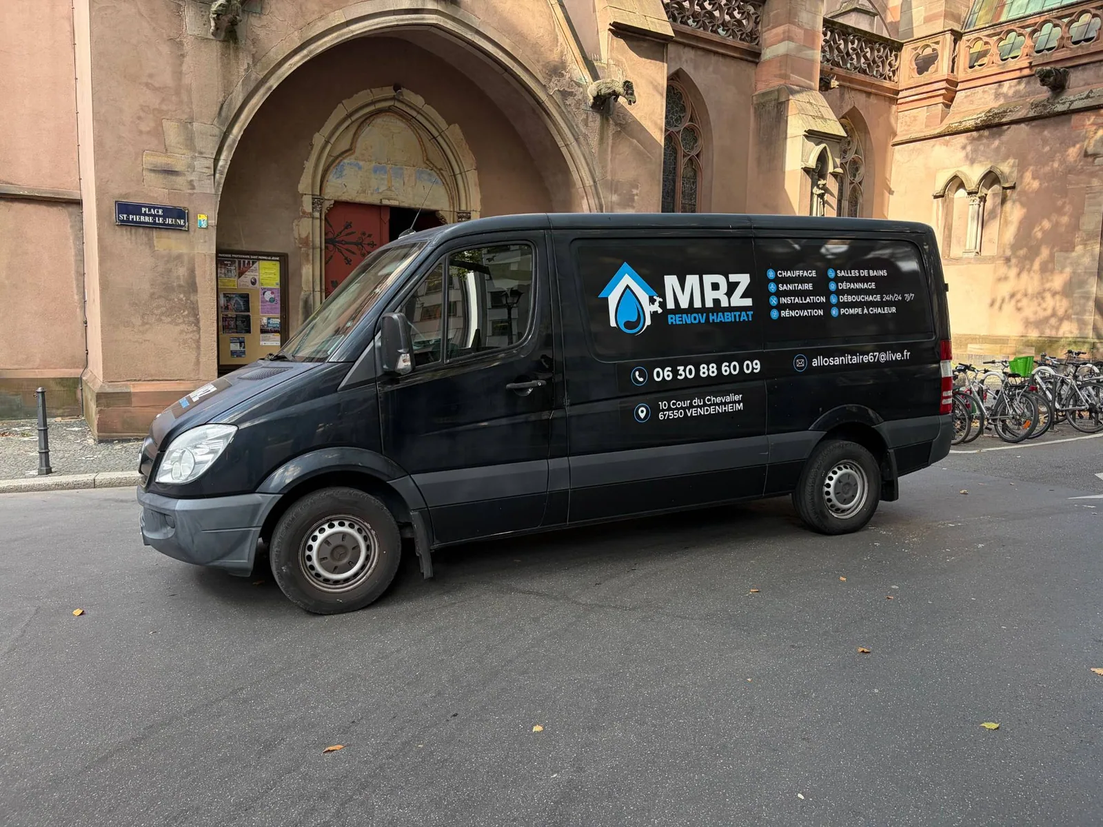 Le véhicule d'intervention de PLOMBERIE SANITAIRE MRZ, place Saint-Pierre-le-Jeune à Strasbourg