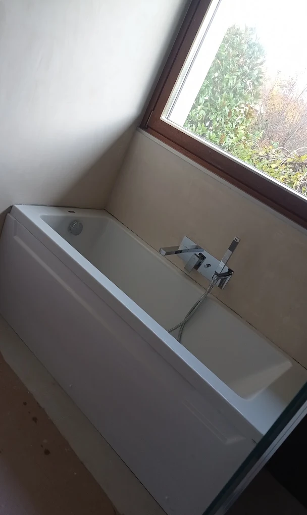 Baignoire encastrée avec robinetterie murale encastrée, posée par PLOMBERIE SANITAIRE MRZ
