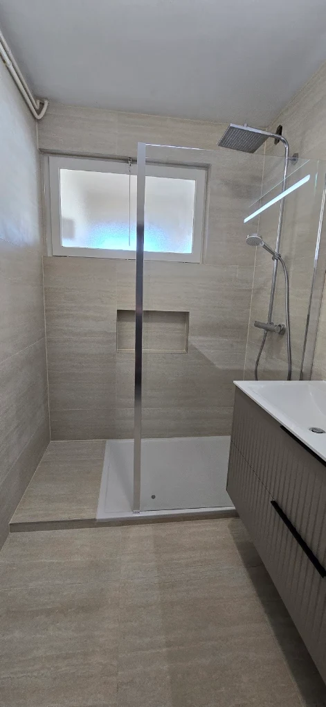 Douche à l'italienne avec paroi vitrée et receveur extra-plat, réalisée par PLOMBERIE SANITAIRE MRZ à Vendenheim